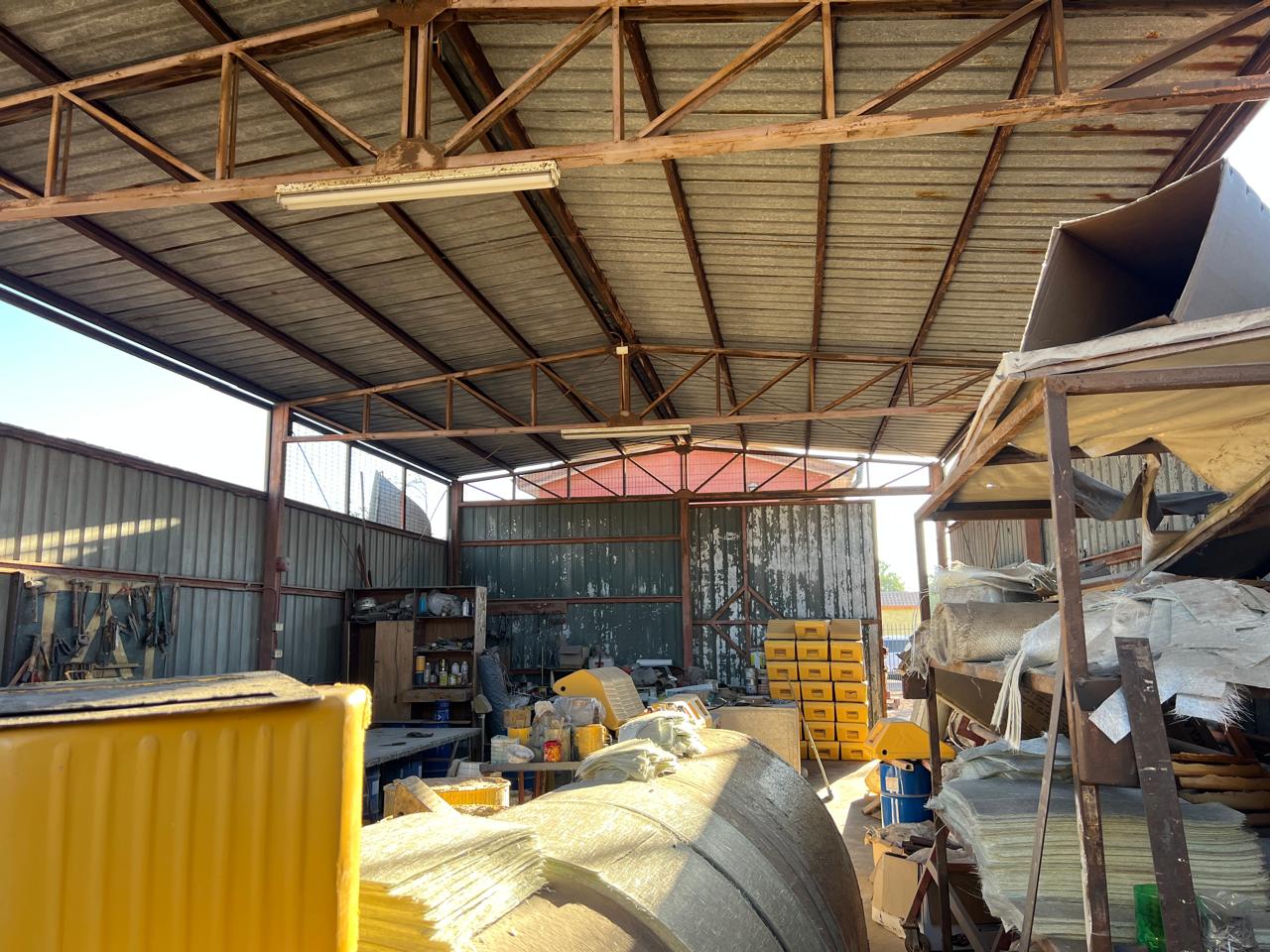 EXCELENTE TERRENO, GALPON/OFICINA Y CASA.-