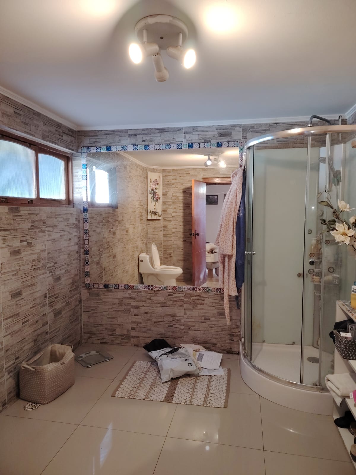 CASA AVENIDA LOS CARRERA - PRINCIPALMENTE EMPRESAS.-