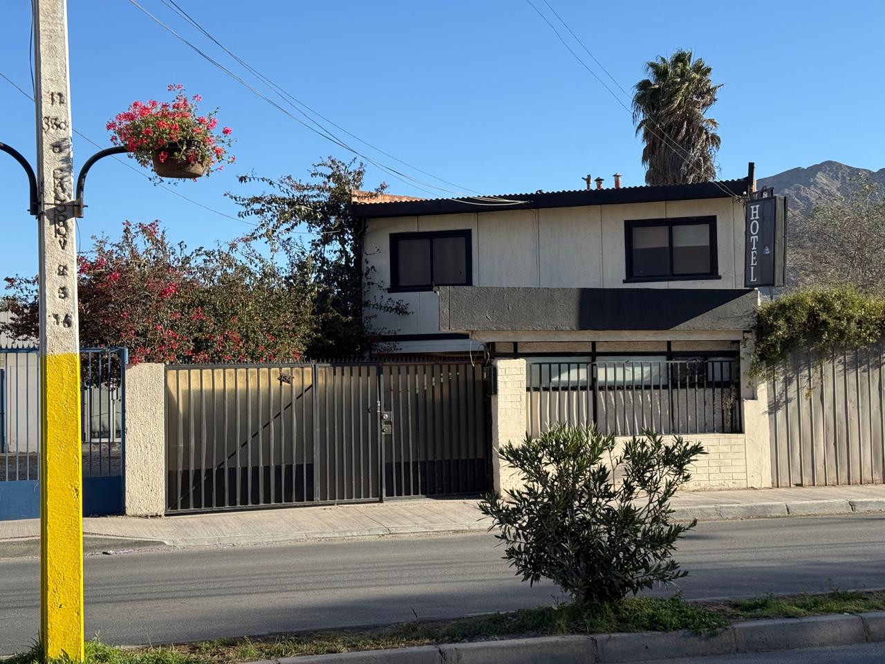 SOLO EMPRESAS - GRAN HOSTAL - AV. CIRCUNVALACION.-