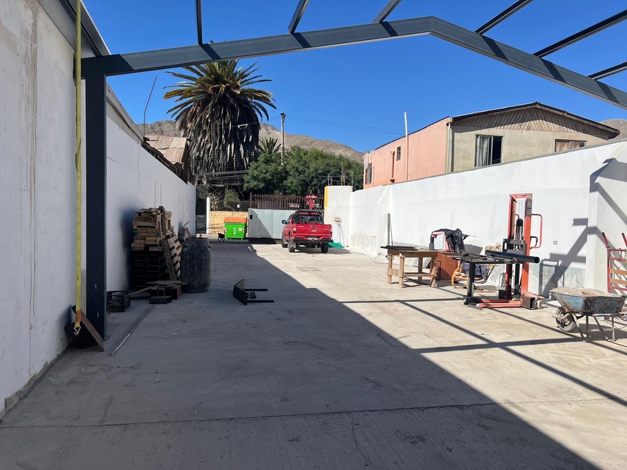 OFICINA MAS GALPONES - CALLE ATACAMA.-