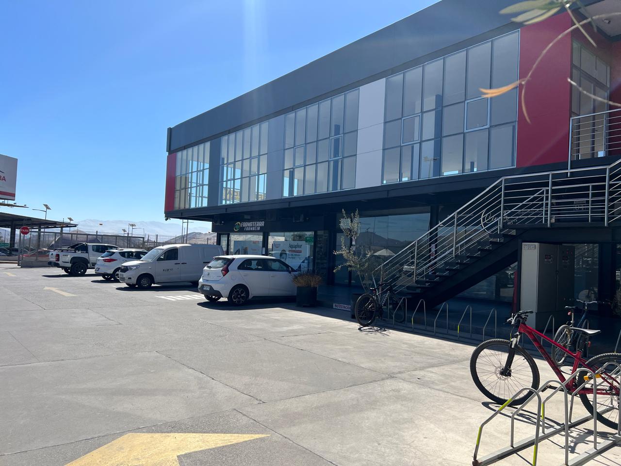 ESPECTACULAR LOCAL COMERCIAL PORTAL LA CHIMBA