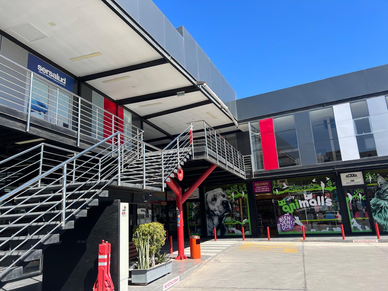 ESPECTACULAR LOCAL COMERCIAL PORTAL LA CHIMBA