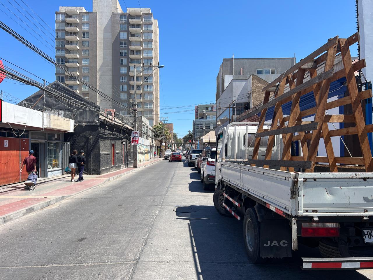 GRAN LOCAL COMERCIAL PLENO CENTRO - CALLE LOS CARRERA.-